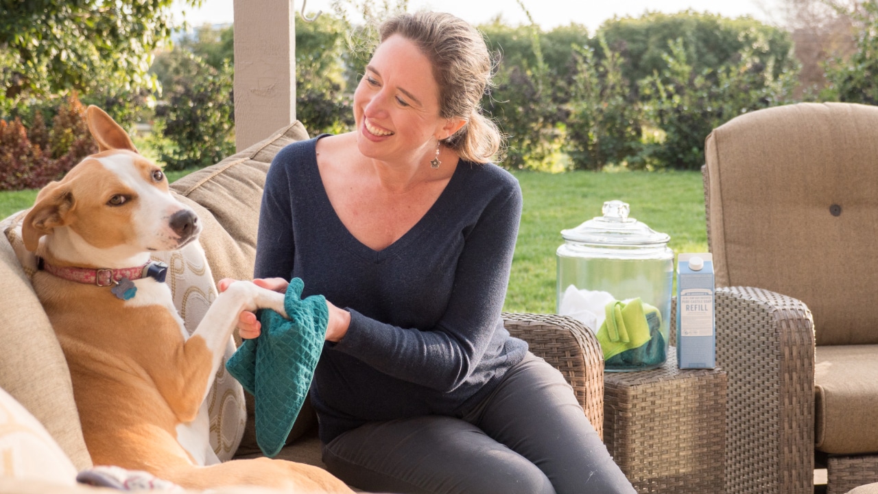 Lisa wiping her dog's paws with GIY Pet Wipes.